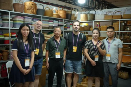 WovenNatural team and international buyers at the First Korea-Shandong Import Expo, showcasing handmade woven baskets and home decor products